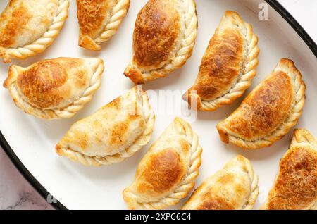 Empanadas typiquement argentins cuits dans une casserole. Banque D'Images