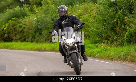 Whittlebury, Norhants, Royaume-Uni - 4 août 2024. 2012 Aprilia SL750 Shiver moto sur une route de campagne britannique Banque D'Images