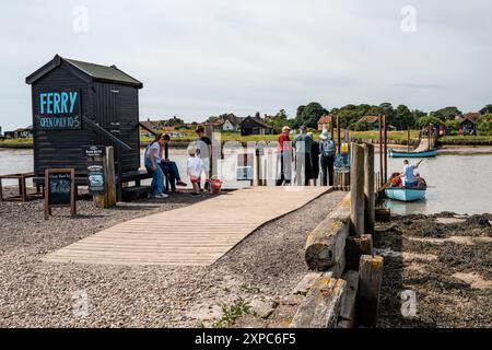 Touristes embarquant sur le bateau à rames opérant sur la rivière Blyth de Southwold à Walberswick, Suffolk, Royaume-Uni Banque D'Images