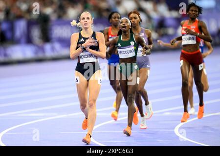 Keely Hodgkinson, de Grande-Bretagne, réagit après avoir participé à la demi-finale du 800 m féminin lors des Jeux Olympiques de Paris 2024 au stade de France à Paris (France), le 04 août 2024. Banque D'Images