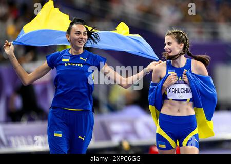 Yaroslava Mahuchikh (R) et Iryna Gerashchenko, d’Ukraine, célèbrent leur participation à la finale féminine de saut en hauteur lors des Jeux Olympiques de Paris 2024 au stade de France à Paris (France), le 04 août 2024. Yaroslava Mahuchikh s’est classée première en remportant la médaille d’or, Iryna Gerashchenko s’est classée troisième en remportant la médaille de bronze. Banque D'Images