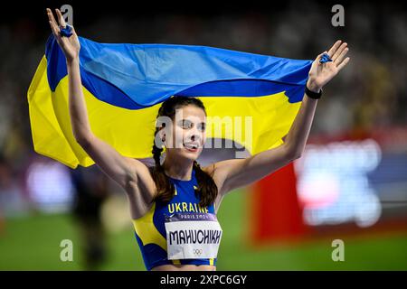 Yaroslava Mahuchikh, d’Ukraine, célèbre après avoir remporté la médaille d’or de la finale féminine de saut en hauteur lors des Jeux Olympiques de Paris 2024 au stade de France à Paris (France), le 04 août 2024. Banque D'Images