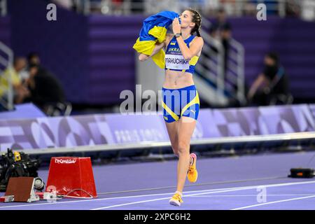 Yaroslava Mahuchikh, d’Ukraine, célèbre après avoir remporté la médaille d’or de la finale féminine de saut en hauteur lors des Jeux Olympiques de Paris 2024 au stade de France à Paris (France), le 04 août 2024. Banque D'Images