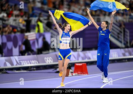 Yaroslava Mahuchikh et Iryna Gerashchenko, d’Ukraine, célèbrent après avoir participé à la finale féminine de saut en hauteur lors des Jeux Olympiques de Paris 2024 au stade de France à Paris (France), le 04 août 2024. Yaroslava Mahuchikh s’est classée première en remportant la médaille d’or, Iryna Gerashchenko s’est classée troisième en remportant la médaille de bronze. Banque D'Images