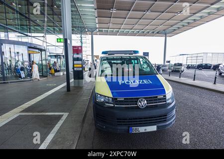BERLIN, ALLEMAGNE - 3 AOÛT 2024 - véhicule de police stationné à l'aéroport de Berlin Brandenburg Aéroport Willy Brandt véhicule de police stationné à Berlin Brandenbur Banque D'Images
