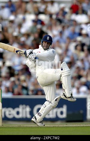 05 septembre 2003 : le batteur de l'Angleterre GRAHAM THORPE joue un coup lors des premières Innings de l'Angleterre, ANGLETERRE contre Afrique du Sud, 5e match de test Npower à l'ovale, Londres photo : Neil Tingle/action plus. Batteur de cricket 030905 Banque D'Images