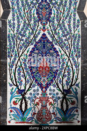 Carreaux muraux et motifs d'art en céramique de la province de Kütahya. Nom turc ; tuile Kütahya. Œuvres d'art artisanales de Turquie. Banque D'Images