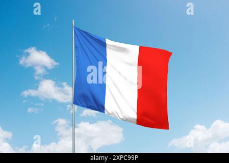 Drapeau français flottant de fierté, symbolisant l'unité nationale et le patrimoine. Les bandes bleues, blanches et rouges du drapeau représentent la riche histoire de la France Banque D'Images