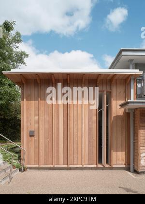 Façade en bois sur terrain de Estate avec fente de ventilation pivotante. Rambert School of Ballet, Londres, Royaume-Uni. Architecte : MICA, 2023. Banque D'Images