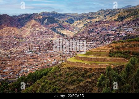 Nichée dans les montagnes des Andes à une altitude de 11 000 pieds, la ville de Cusco, au Pérou, est un joyau historique entouré d'anciennes ruines incas. Banque D'Images