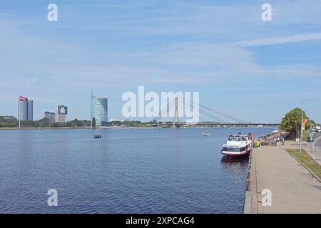 Riga, Lettonie – 21 juin 2019 : bateau de croisière fluviale sur le quai de la rivière Daugava à Riga en été. Banque D'Images