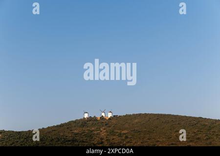 Vue panoramique sur les vieux 3 moulins à vent à Ciudad Real, à Castilla la Mancha en Espagne. Ils sont situés sur la route de Don Quichotte au sommet d'un grand h. Banque D'Images