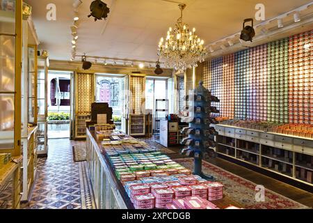 Sao Miguel, Açores, Portugal - 12.2022, magasin de la marque Comur à Ponta Delgada. Boîtes de conserve de poisson au design rétro coloré, un souvenir touristique populaire. Banque D'Images