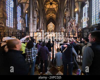 Wien, Autriche. 07 mai 2024. Les touristes se tiennent à la cathédrale d'Étienne à Vienne. Crédit : Markus Scholz/dpa/Alamy Live News Banque D'Images