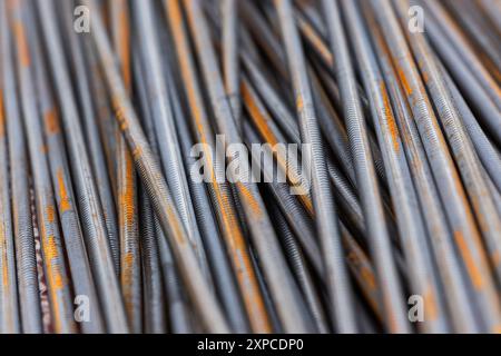 Tiges de fer de construction avec des taches de rouille, photo de fond industrielle abstraite avec mise au point sélective Banque D'Images