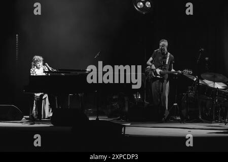 Norah Jones avec le groupe au concert live. Étape d'été d'Opatija, Croatie Banque D'Images