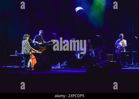 Norah Jones avec le groupe au concert live. Étape d'été d'Opatija, Croatie Banque D'Images