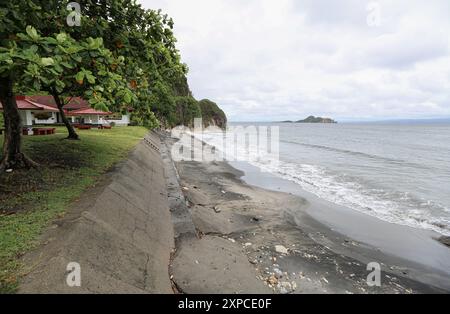 Cavite, Philippines. 04 août 2024 : grâce à un emplacement stratégique, l’île fortifiée de Corregidor a protégé la baie de Manille pendant des siècles, comme pendant la seconde Guerre mondiale. Ses tunnels construits par les Américains étaient le quartier général du général MacArthur et du président Quezon. Ses plages et ses collines sont parsemées de batteries d'artillerie côtières et de canons anti-aériens pour défendre la capitale du pays contre les attaques. Cette semaine, les États-Unis ont annoncé une aide militaire de 500 millions de dollars pour stimuler la défense philippine et ont souligné le Traité de défense mutuelle, leur alliance et leur amitié à travers une histoire commune. Crédit : Kevin Izorce/Alamy Live News Banque D'Images