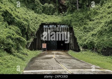 Cavite, Philippines. 04 août 2024 : le complexe du tunnel Malinta construit pendant l'ère coloniale américaine par l'armée américaine sur l'île Corregidor, à l'entrée de la baie de Manille, était le quartier général du général Douglas MacArthur pendant la seconde Guerre mondiale. Cette semaine, les secrétaires d’État et de la Défense des États-Unis se sont rendus dans l’archipel pour annoncer une aide militaire de 500 millions de dollars pour renforcer la défense pH, moderniser les forces armées et les garde-côtes philippins, à un moment de frictions croissantes en mer de Chine méridionale. Ils ont souligné le Traité de défense mutuelle, leur alliance et leur amitié à travers une histoire commune. Crédit : Kevin Izorce/Alamy Live News Banque D'Images