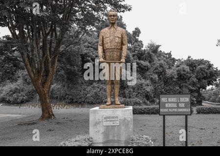 Cavite, Philippines. 04 août 2024 : Statue du président philippin Manuel Quezon sur l'île fortifiée de Corregidor (Fort Mills), la plus grande île qui formait les défenses portuaires de la baie de Manille, comme pendant la seconde Guerre mondiale. Ses tunnels construits par les Américains étaient le quartier général du général MacArthur & Prés Quezon. Ses collines étaient parsemées de batteries d'artillerie côtière pour défendre la capitale du pays. Cette semaine, les États-Unis ont annoncé une aide militaire de 500 millions de dollars pour stimuler la défense philippine et ont souligné le Traité de défense mutuelle, leur alliance et leur amitié à travers une histoire commune. Crédit : Kevin Izorce/Alamy Live News Banque D'Images