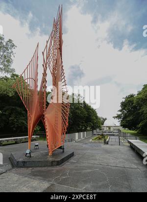 Baie de Manille, Philippines. 04 août 2024 : le mémorial de la guerre du Pacifique sur l'île de Corregidor a été érigé en 1968 par le gouvernement des États-Unis pour commémorer les soldats philippins et américains morts pendant la seconde Guerre mondiale. C'était le premier monument américain sur le sol philippin depuis que les États-Unis ont reconnu l'indépendance du pays. Cette semaine, les secrétaires d’État et de défense américains se sont rendus dans l’archipel pour annoncer une aide militaire de 500 millions de dollars pour renforcer la défense pH, moderniser l’armée et la garde-côte philippines. Ils ont souligné le Traité de défense mutuelle basé sur l'alliance historique et l'amitié. Crédit : Kevin Izorce/Alamy Live News Banque D'Images