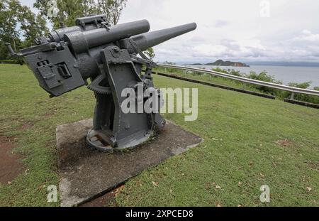 Cavite, Philippines. 04 août 2024 : grâce à un emplacement stratégique, l’île fortifiée de Corregidor a protégé la baie de Manille pendant des siècles, comme pendant la seconde Guerre mondiale. Ses tunnels construits par les Américains étaient le quartier général du général MacArthur et du président Quezon. Ses plages et ses collines sont parsemées de batteries d'artillerie côtières et de canons anti-aériens pour défendre la capitale du pays contre les attaques. Cette semaine, les États-Unis ont annoncé une aide militaire de 500 millions de dollars pour stimuler la défense philippine et ont souligné le Traité de défense mutuelle, leur alliance et leur amitié à travers une histoire commune. Crédit : Kevin Izorce/Alamy Live News Banque D'Images