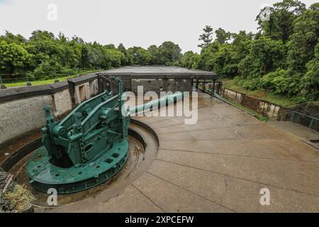 Cavite, Philippines. 04 août 2024 : grâce à un emplacement stratégique, l’île fortifiée de Corregidor a protégé la baie de Manille pendant des siècles, comme pendant la seconde Guerre mondiale. Ses tunnels construits par les Américains étaient le quartier général du général MacArthur et du président Quezon. Ses plages et ses collines sont parsemées de batteries d'artillerie côtières et de canons anti-aériens pour défendre la capitale du pays contre les attaques. Cette semaine, les États-Unis ont annoncé une aide militaire de 500 millions de dollars pour stimuler la défense philippine et ont souligné le Traité de défense mutuelle, leur alliance et leur amitié à travers une histoire commune. Crédit : Kevin Izorce/Alamy Live News Banque D'Images