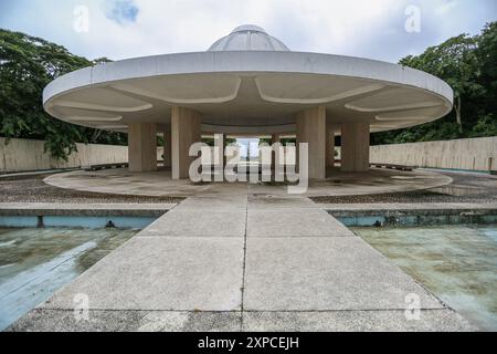 Baie de Manille, Philippines. 04 août 2024 : le mémorial de la guerre du Pacifique sur l'île de Corregidor a été érigé en 1968 par le gouvernement des États-Unis pour commémorer les soldats philippins et américains morts pendant la seconde Guerre mondiale. C'était le premier monument américain sur le sol philippin depuis que les États-Unis ont reconnu l'indépendance du pays. Cette semaine, les secrétaires d’État et de défense américains se sont rendus dans l’archipel pour annoncer une aide militaire de 500 millions de dollars pour renforcer la défense pH, moderniser l’armée et la garde-côte philippines. Ils ont souligné le Traité de défense mutuelle basé sur l'alliance historique et l'amitié. Crédit : Kevin Izorce/Alamy Live News Banque D'Images