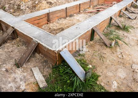 Béton fraîchement posé, fondation en coffrage en bois. La construction de maisons rurales est en cours Banque D'Images