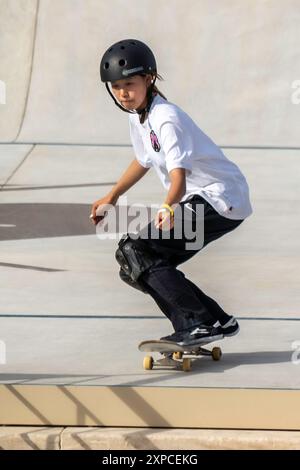 Coco Yoshizawa, du Japon, remporte la médaille d'or dans la finale féminine de skateboard de rue aux Jeux Olympiques d'été, Paris, France, le 28 juillet 2024, à Banque D'Images