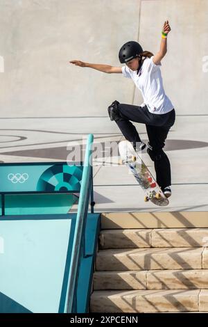 Coco Yoshizawa, du Japon, remporte la médaille d'or dans la finale féminine de skateboard de rue aux Jeux Olympiques d'été, Paris, France, le 28 juillet 2024, à Banque D'Images