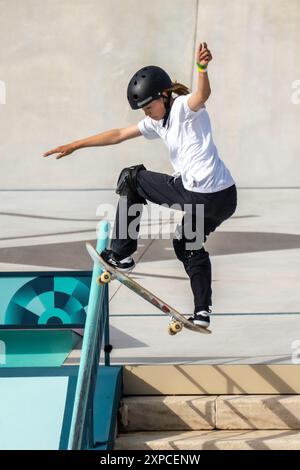 Coco Yoshizawa, du Japon, remporte la médaille d'or dans la finale féminine de skateboard de rue aux Jeux Olympiques d'été, Paris, France, le 28 juillet 2024, à Banque D'Images