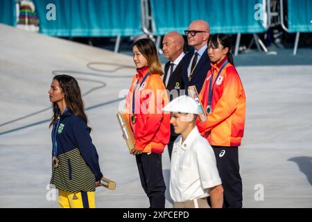 Coco Yoshizawa (C) du Japon remporte la médaille d'or en finale féminine de Street skateboard aux Jeux Olympiques d'été de Paris, France, aux côtés de sa compatriote L. Banque D'Images