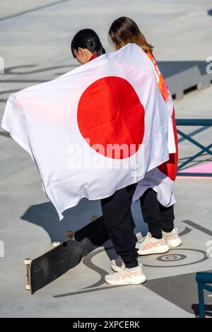 Coco Yoshizawa (R) du Japon remporte la médaille d'or en finale féminine de Street skateboard aux Jeux Olympiques d'été de Paris, France, aux côtés de sa compatriote L. Banque D'Images