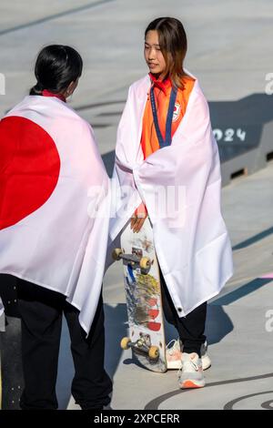 Coco Yoshizawa, du Japon, remporte la médaille d'or dans la finale féminine de skateboard de rue aux Jeux Olympiques d'été, Paris, France, le 28 juillet 2024, à Banque D'Images