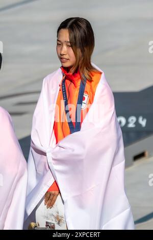 Coco Yoshizawa, du Japon, remporte la médaille d'or dans la finale féminine de skateboard de rue aux Jeux Olympiques d'été, Paris, France, le 28 juillet 2024, à Banque D'Images