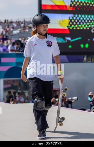 Coco Yoshizawa, du Japon, remporte la médaille d'or dans la finale féminine de skateboard de rue aux Jeux Olympiques d'été, Paris, France, le 28 juillet 2024, à Banque D'Images