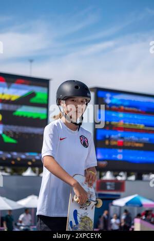 Coco Yoshizawa, du Japon, remporte la médaille d'or dans la finale féminine de skateboard de rue aux Jeux Olympiques d'été, Paris, France, le 28 juillet 2024, à Banque D'Images