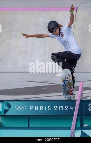 Coco Yoshizawa, du Japon, remporte la médaille d'or dans la finale féminine de skateboard de rue aux Jeux Olympiques d'été, Paris, France, le 28 juillet 2024, à Banque D'Images