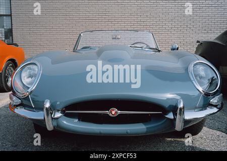 Une Jaguar E-type 1963 lors d'un événement de style voitures et café à Birmingham, Michigan, États-Unis Banque D'Images