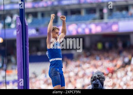 Paris, Ile de France, France. 3 août 2024. Thibaut collet (FRA), français, participe aux qualifications masculines de la voûte à la perche au stade de France lors des Jeux olympiques d'été de Paris en 2024. (Crédit image : © Walter Arce/ZUMA Press Wire) USAGE ÉDITORIAL SEULEMENT! Non destiné à UN USAGE commercial ! Banque D'Images