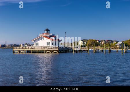 Vues depuis le parc de l'actuel phare de Roanoke Marshes et bâtiments résidentiels le long du front de mer du port de Manteo à Manteo, Outer Banks, Banque D'Images