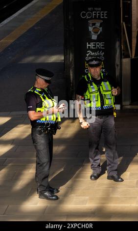 Police à la station d'Edimbourg Waverly en Écosse Banque D'Images