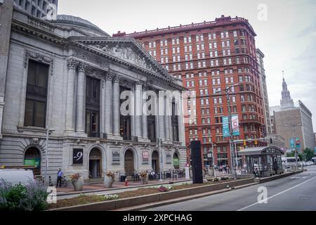 La rue Cleveland et Heinen's Grocery Store, situé dans un bâtiment historique, au centre-ville, avec circulation, architecture américaine et vue sur la ville Banque D'Images