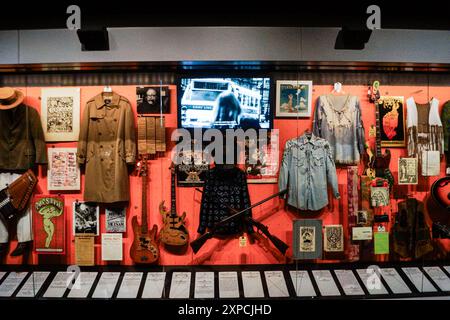 Le musée expose des célébrités de la musique au Rock and Roll Hall of Fame, un célèbre musée de Cleveland, Ohio, avec des robes d'artistes et des guitares Banque D'Images