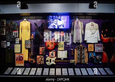 Le musée expose des célébrités de la musique au Rock and Roll Hall of Fame, un célèbre musée de Cleveland, Ohio, avec des robes d'artistes et des guitares Banque D'Images