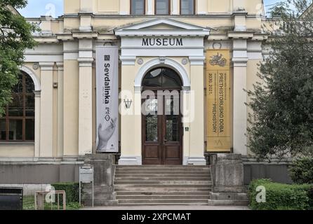 Marijin Dvor, Centar Sarajevo, Fédération de Bosnie-Herzégovine – mai 2015 : entrée au Musée national de Bosnie-Herzégovine ('Zemaljski Banque D'Images