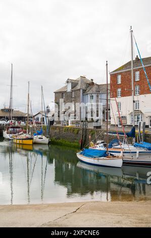 Tôt le matin avec peu de gens autour. Voiliers amarrés dans le port intérieur de Padstow. Cornwall Angleterre Royaume-Uni Royaume-Uni Banque D'Images