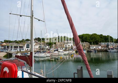 Tôt le matin avec peu de gens autour. Bateaux et voiliers amarrés dans le port intérieur de Padstow. Cornwall Angleterre Royaume-Uni Royaume-Uni Banque D'Images