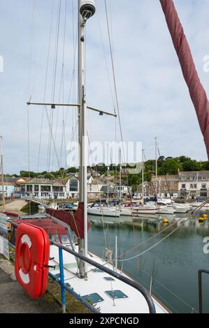 Tôt le matin avec peu de gens autour. Bateaux et voiliers amarrés dans le port intérieur de Padstow. Cornwall Angleterre Royaume-Uni Royaume-Uni Banque D'Images